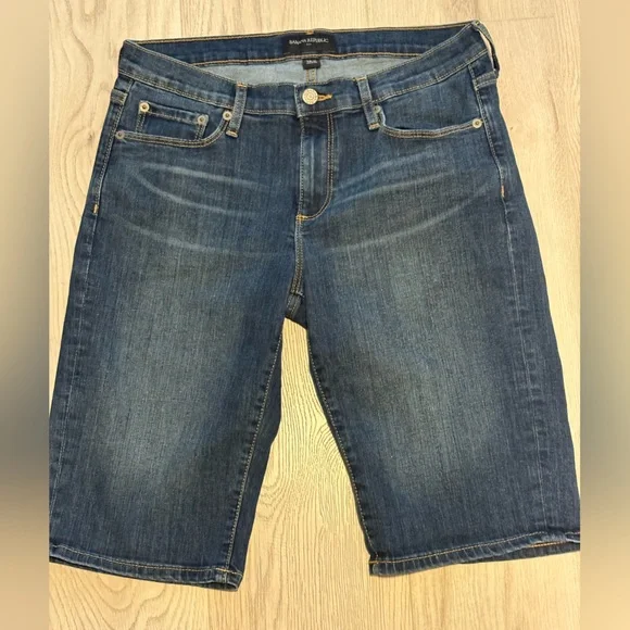BANANA REPUBLIC 28/6 medium Wash Bermuda shorts Jeans EUC - Picture 1 of 6